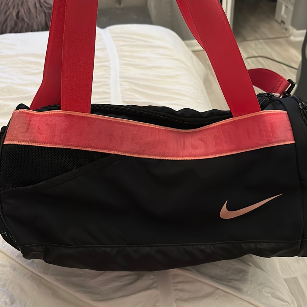 Nike gym duffle carry on bag black/pink Nike gym bag nice has real nice